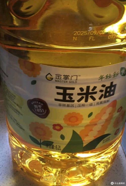 {“title”: “油瓶里的健康经济学 一桶玉米胚芽油如何改变全家人的用油习惯”, “content”: “\n厨房里最不起眼的改变，往往藏着最深的牵挂。\n\n去年深秋，妈妈从社区健康讲座回来，进门第一件事就是钻进厨房，把灶台边那桶用了大半的调和油拎出来，翻着标签看了足足五分钟。原来，营养师在课上提了一句 玉米胚芽油里富含植物甾醇，对中老年人的血脂管理有辅助作用。“我当时就想，你爸那体检报告上的箭头，说不定能从油瓶子上想想办法。”妈妈说这话时，语气里带着一种发现新大陆的认真。\n\n从那以后，家里的用